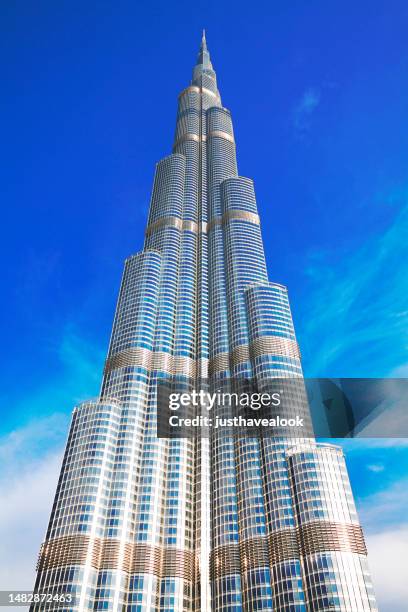 hoher wolkenkratzer und wahrzeichen burj khalifa - burj khalifa stock-fotos und bilder