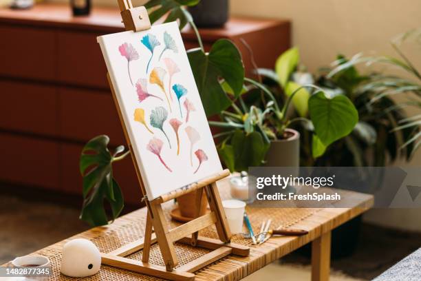 une vue grand angle d’une peinture - chevalet de peintre photos et images de collection