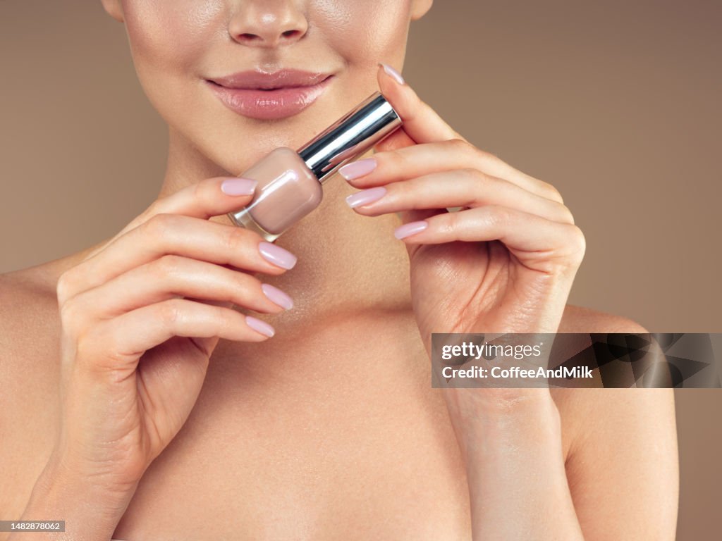 Schöne junge Frau malerei Fingernägel