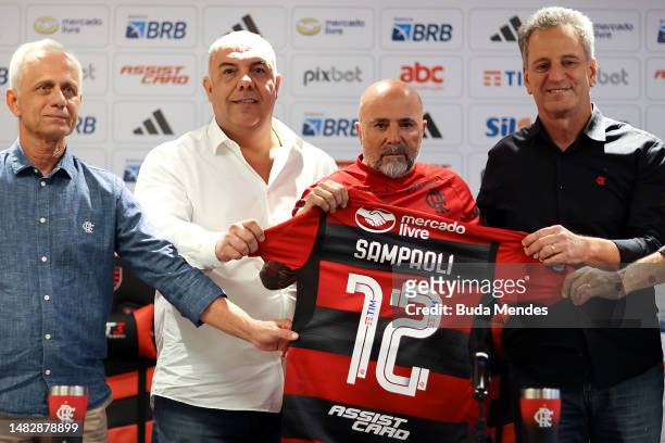 Newly appointed coach of Flamengo Jorge Sampaoli poses with the team's jersey during his presentation press conference at Ninho do Urubu on April 17,...