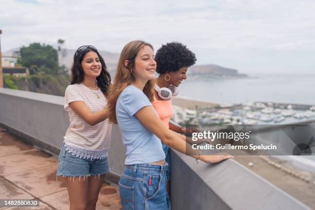 friends in a viewpoint with sea views - lima perú fotografías e imágenes de stock