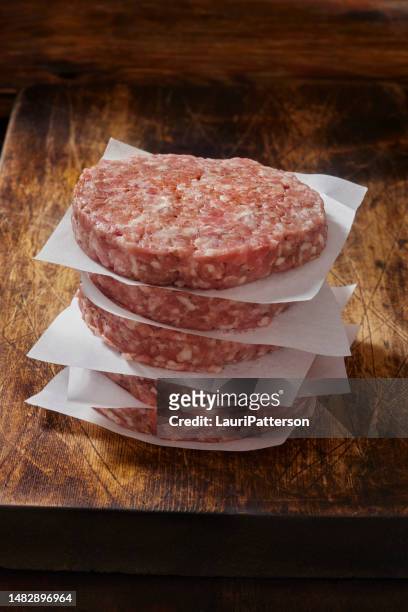 polpette di hamburger di maiale macinato fresco - butcher paper foto e immagini stock