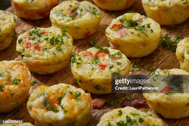 copy cat mini egg bites - kohlenhydratarme diät stock-fotos und bilder