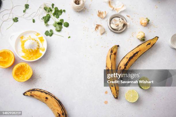 paleo meal prep: shredded chicken stew with plantains - meal prep stockfoto's en -beelden