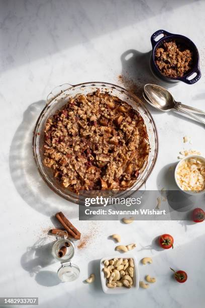 paleo apple crisp - meal prep dessert and breakfast - kruimeltaart nagerecht stockfoto's en -beelden