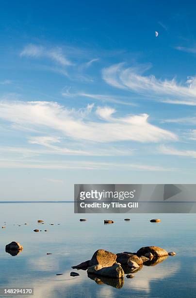 seascape with some stones and clouds - hiiumaa photos et images de collection
