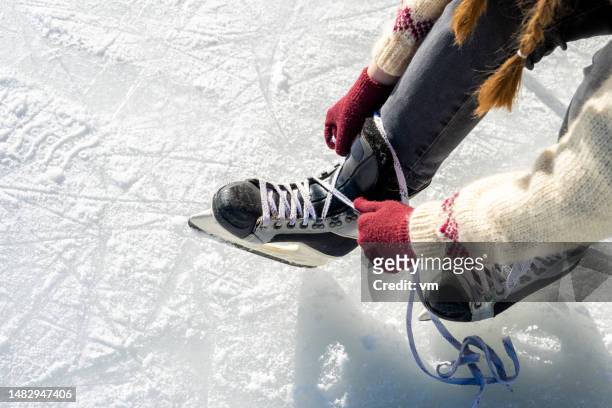 mujer atando los cordones de los zapatos de patinaje de hielo de cerca - ice skate fotografías e imágenes de stock