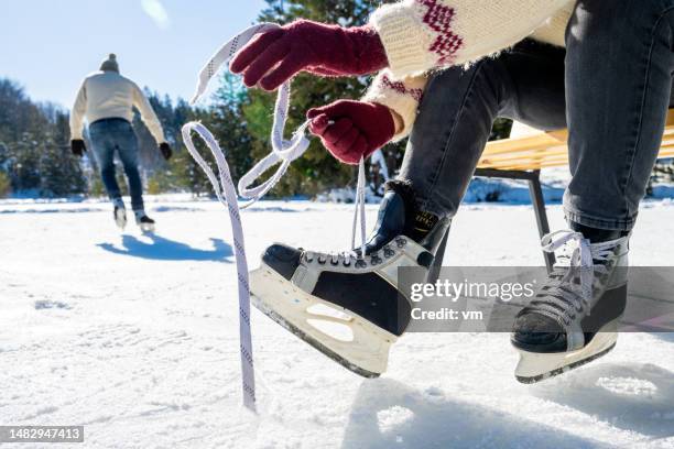 アイススケート靴ひもを結ぶ女性の接写 - ice skate ストックフォトと画像