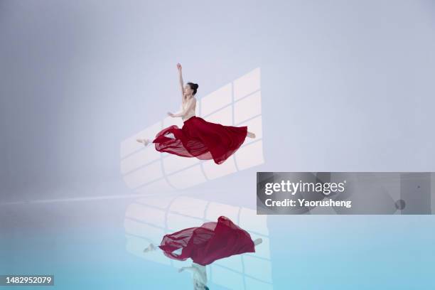 elegance perform with passion - danseuse photos et images de collection