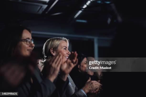 happy audience applauding during tech event seminar - congreszaal stockfoto's en -beelden