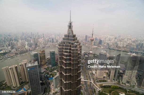 view of the jin mao tower in shanghai - torre jin mao fotografías e imágenes de stock