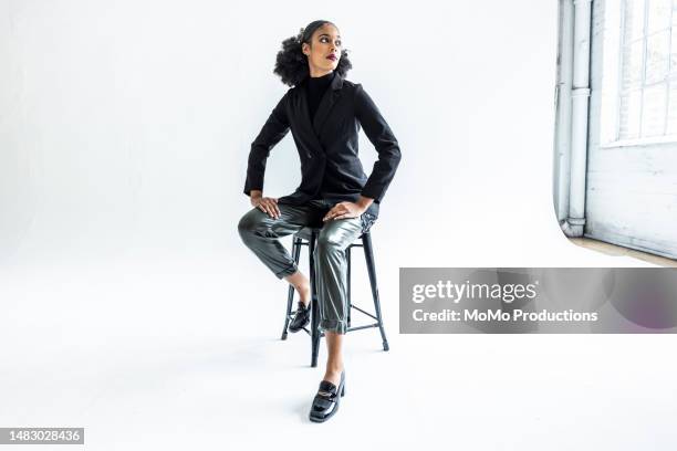 portrait of fashionable female businesswoman in photo studio - cyclorama achtergrond stockfoto's en -beelden