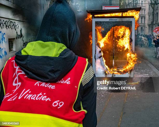 Militant de la CGT de l'hôpital du Vinatiier devant un abribus en feu lors de la manifestation contre la réforme reculant l'âge de départ à la...