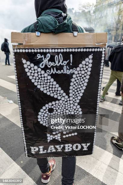 Pancarte avec une tête de lapin "Hello Marlène, Playboy" en référence à la couverture du magazine Playboy avec Marlène Schiappa lors de la...