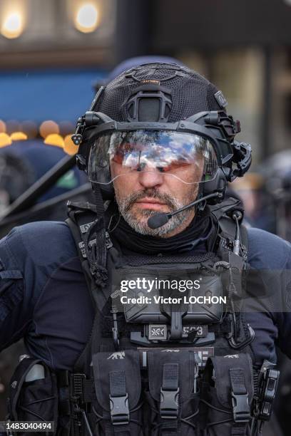 Commissaire de la police anti-émeute lors de la manifestation contre la réforme reculant l'âge de départ à la retraite à 64 ans le 13 avril 2023 à...