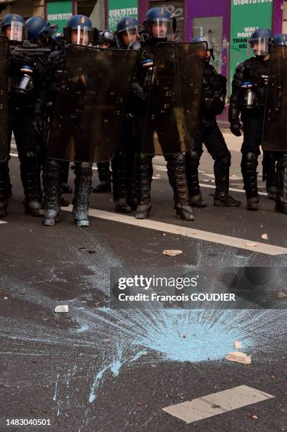 Proximité du BHV gendarmes mobiles avec des boucliers anti-émeutes lors de la manifestation contre la réforme reculant l'âge de départ à la retraite...