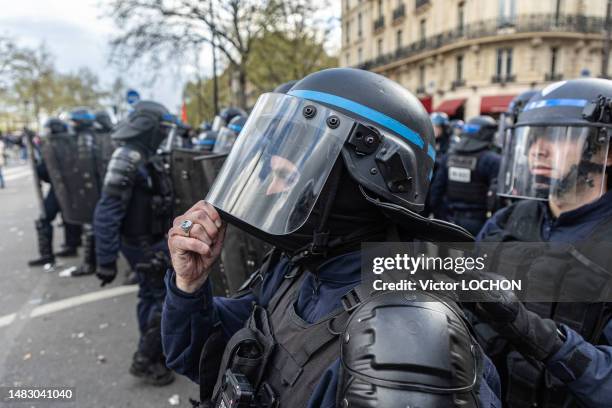 Police anti-émeute lors de la manifestation contre la réforme reculant l'âge de départ à la retraite à 64 ans le 13 avril 2023 à Paris.