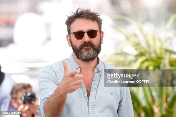 Quentin Dupieux le 21 mai 2022 lors du photocall de "Smoking Causes Coughing " au festival de Cannes.