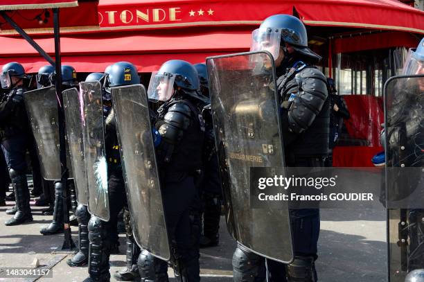 Gendarmes mobiles avec des boucliers anti-émeutes devant le restaurant la Rotonde lors de la manifestation contre la réforme allongeant l'âge de...