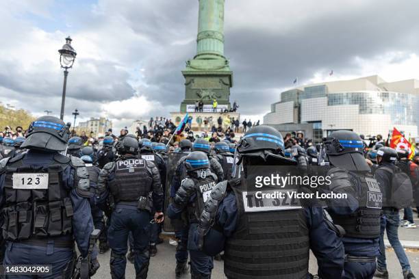 Police anti-émeute lors de la manifestation Place de la Bastille contre la réforme reculant l'âge de départ à la retraite à 64 ans le 13 avril 2023 à...