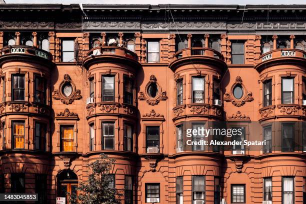 apartments in brownstone buildings in park slope, brooklyn, new york city, usa - brooklyn brownstone foto e immagini stock