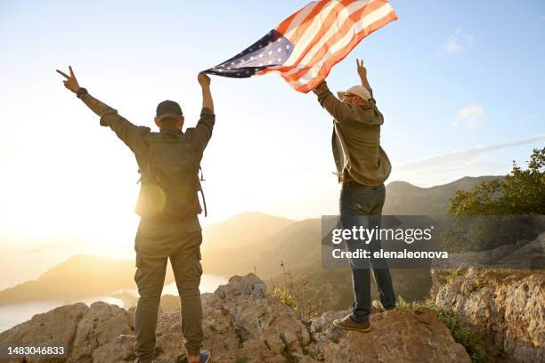 friends with american flag - 4th of july stockfoto's en -beelden