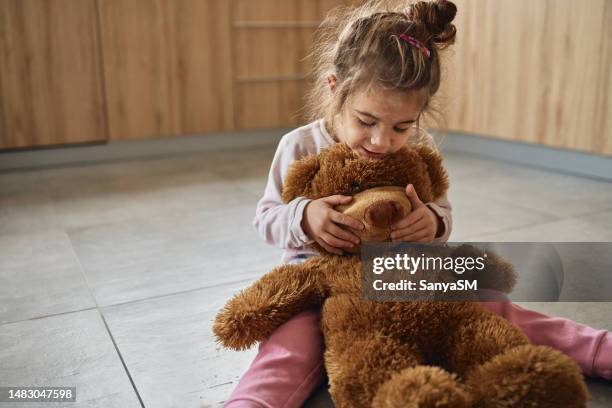 ¡no te preocupes oso de peluche, estaré bien! - varicela fotografías e imágenes de stock