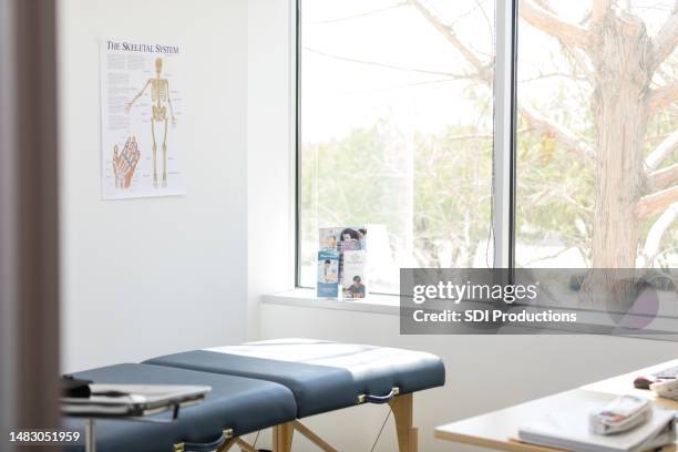 empty medical examination room prepared for the next patient - medische onderzoekskamer stockfoto's en -beelden