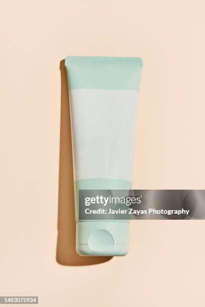 generic green cream tube on pastel background - creme tube imagens e fotografias de stock