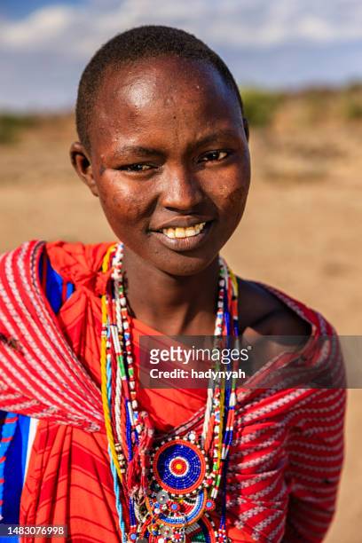 porträt einer afrikanerin aus demstamm der maasai, kenia, afrika - amboseli nationalpark stock-fotos und bilder