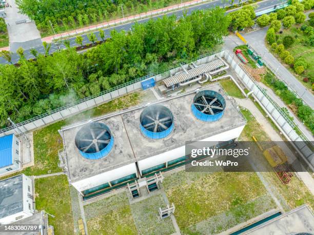 fans exhausting smoke in a factory - warehouse ventilation systems photos et images de collection