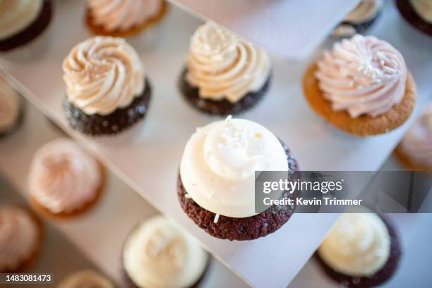 close-up to cupcakes - banana cream cake stock pictures, royalty-free photos & images