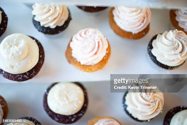 cupcake buffet - banana cream cake stock pictures, royalty-free photos & images
