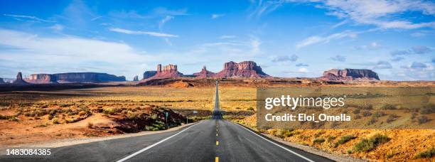 camino a monument valley forrest gump point. utah - mexican hat fotografías e imágenes de stock