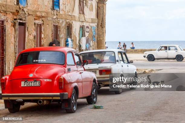 vida en la ciudad de la habana, cuba - škoda fotografías e imágenes de stock