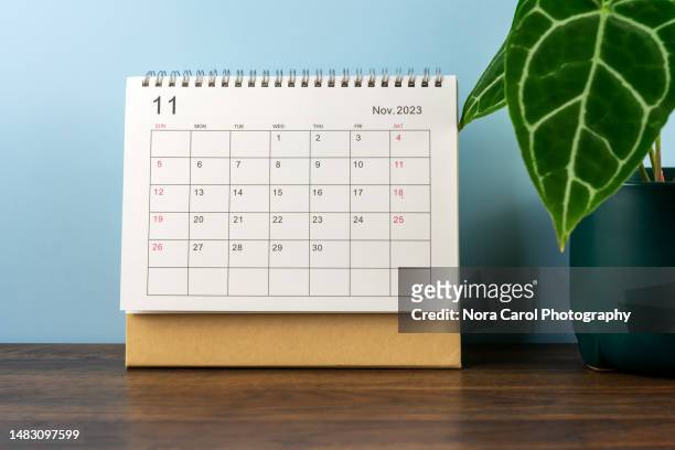 november 2023 desk calendar - blue november stock-fotos und bilder