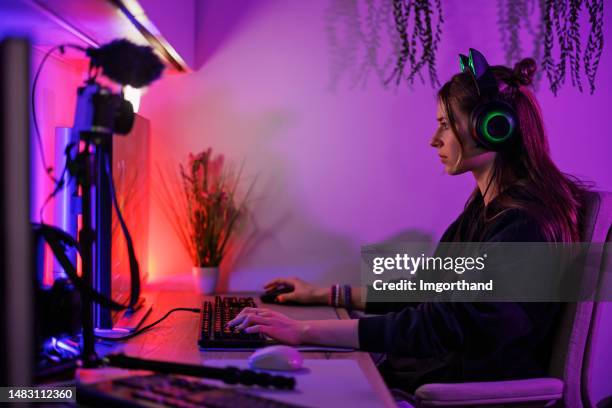 adolescente en streaming jouant à un jeu vidéo sur un pc de bureau - joueur de jeux informatiques photos et images de collection