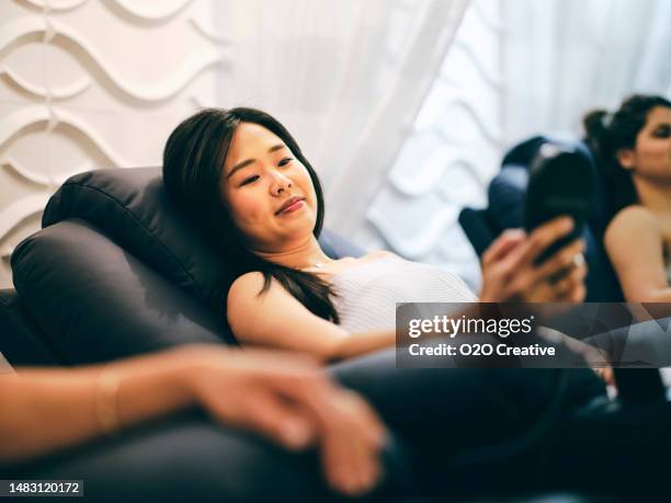 ladies spa day - massagestuhl stock-fotos und bilder