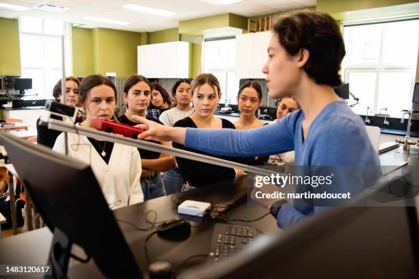 ragazze in stem, insegnante di fisica femminile in classe con studenti universitari. - fisica foto e immagini stock
