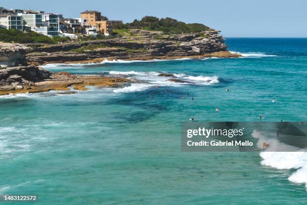 people surfing in the coast from bondi to coogee in sydney - coogee stock-fotos und bilder