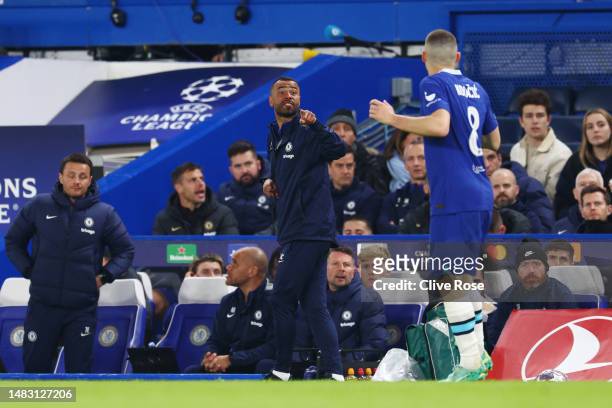 Ashley Cole, Coach of Chelsea gives instructions to Mateo Kovacic of Chelsea during the UEFA Champions League quarterfinal second leg match between...