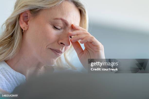 upset stressed mature woman close up. - huilen gezichtsuitdrukking stockfoto's en -beelden