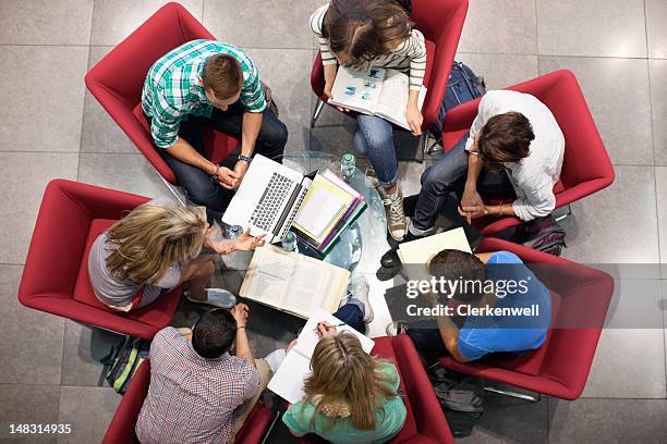 studenti universitari che studiano in un cerchio - people technology connected overhead foto e immagini stock