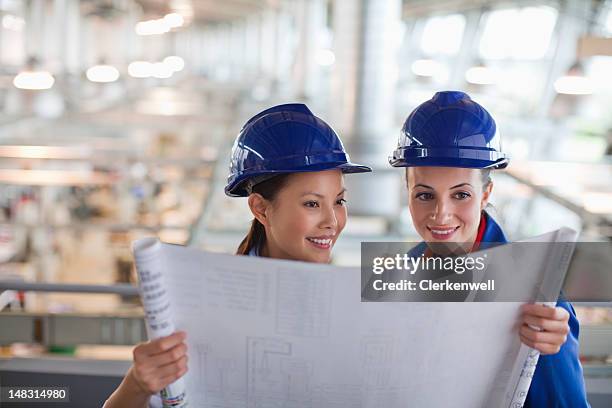 engineers looking at blueprint - architekt helm plan stock pictures, royalty-free photos & images