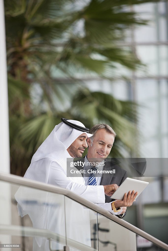 Hommes d'affaires à l'aide de Tablette numérique