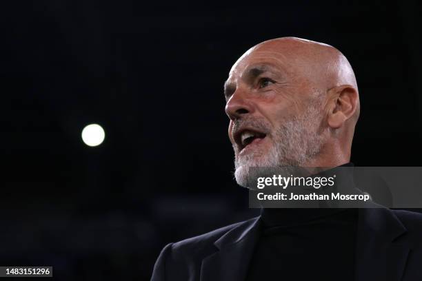 Stefano Pioli Head coach of AC Milan shouts prior to kick off in the UEFA Champions League quarterfinal second leg match between SSC Napoli and AC...