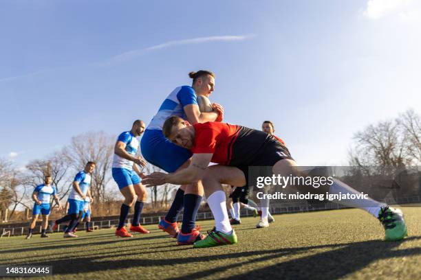 duello di rugby - placcare foto e immagini stock
