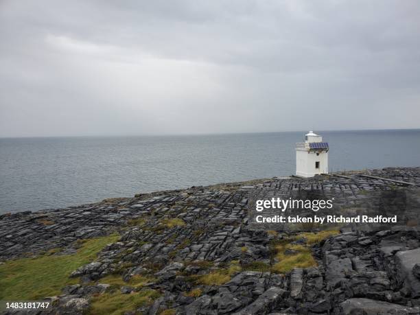 black head lighthouse, county clare, ireland - karst formation 個照片及圖片檔