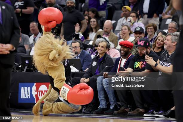 Sacramento Kings owner Vivek Ranadive sits next to boxer Floyd Mayweather Jr. While the Sacramento Kings mascot Sampson joke around with them during...