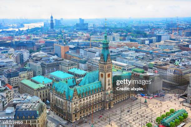 luftaufnahme des hamburger rathauses - hamburg stock-fotos und bilder